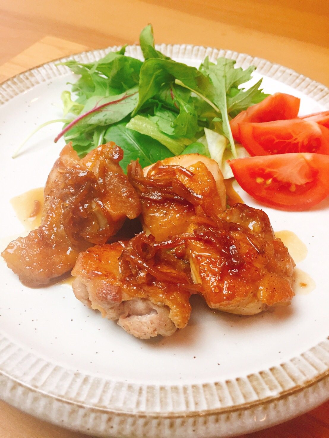 てりてりに焼いた鶏もも肉の生姜焼きと香り引き立つ炙り枝豆